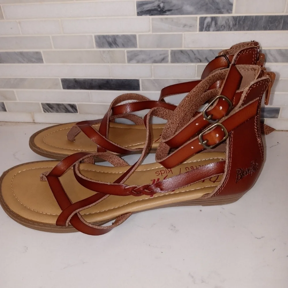 Blowfish Malibu thong leather Sandals with buckle and zip up heel youth 4.5
